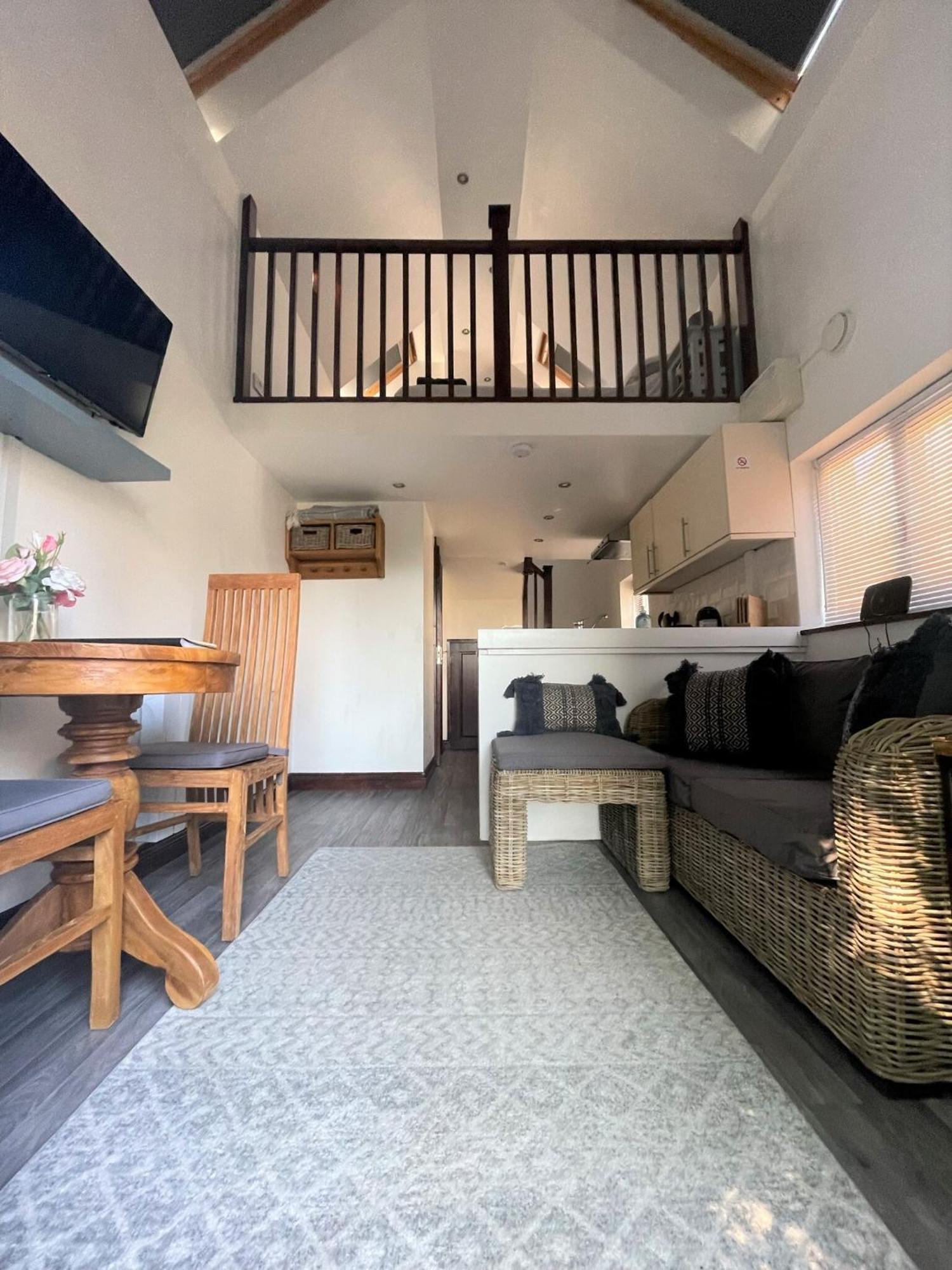 The Stables - Detached Cottage With Private Garden & Hot Tub 세인트오스틀 외부 사진